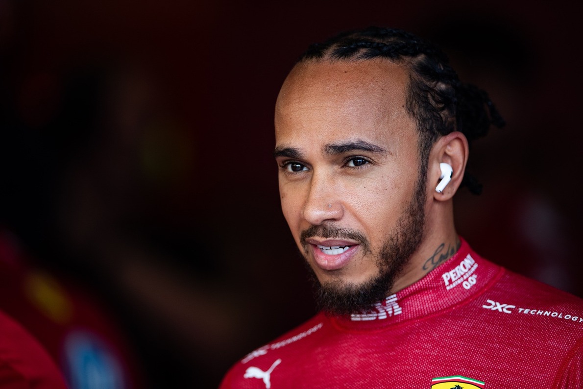  és  - Hamilton tanácstalan rádióüzenete a mérnökének az első ferraris időmérője után