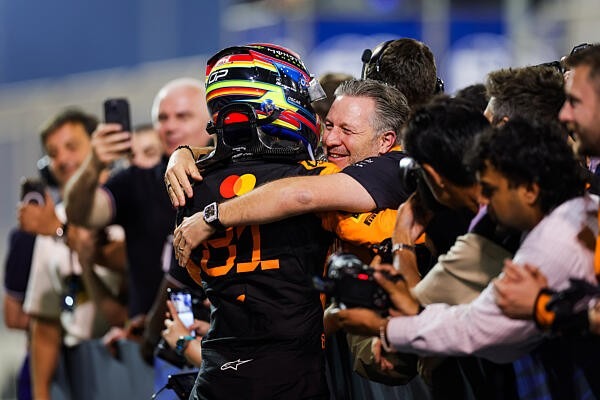  - Piastri a futam után magára hagyta a csapatot, nem kért a buliból