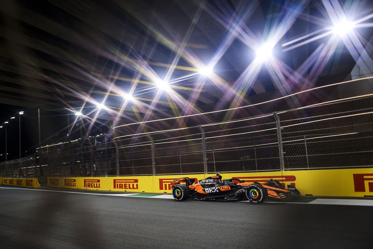  - Diszkógömbbel a fején fog versenyezni az F1-es bajnokesélyes!