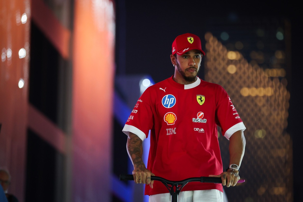  - Hamilton „drasztikus változtatással” sajátítaná el a Ferrari autójának vezetését