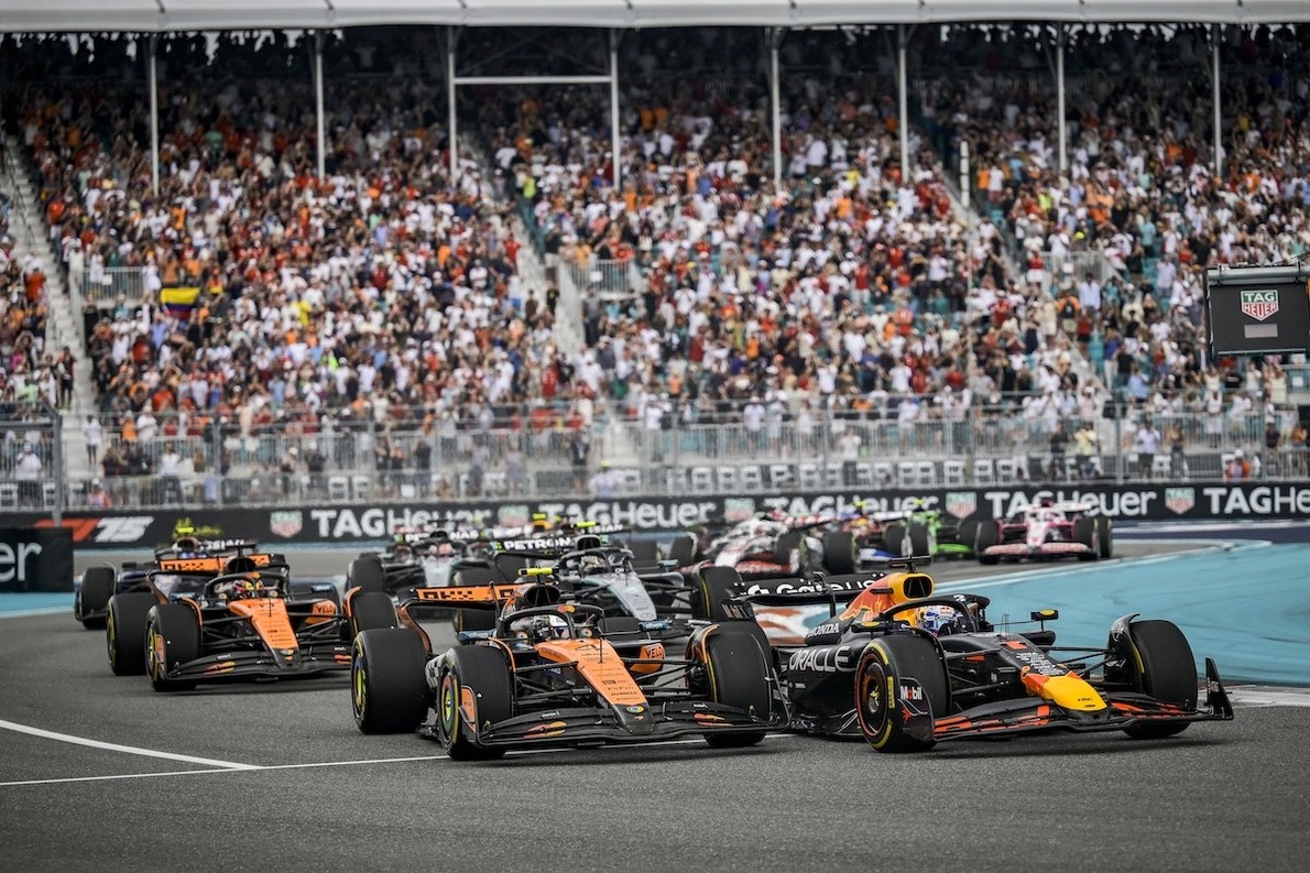  és  - "Mit kellett volna tennem? Egyenesen a falba vezetni az autót?" - Norris nagyon kiakadt Verstappenre