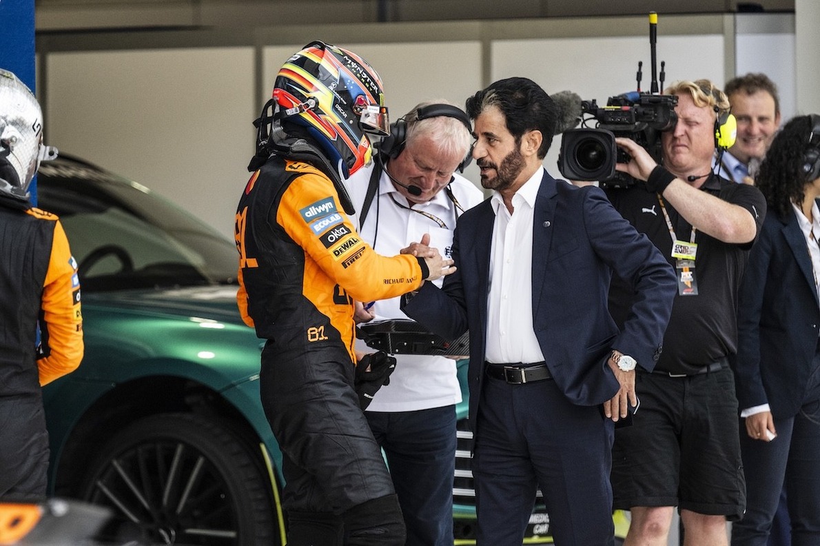 Füttyorkán fogadta Bin Szulajmot a miami dobogón