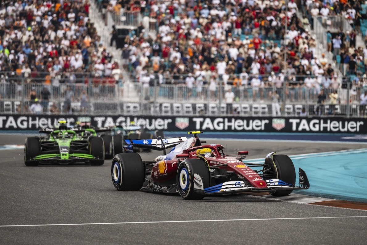 és - Lezárult a vizsgálat - így döntöttek a stewardok Hamilton és Sainz esetében