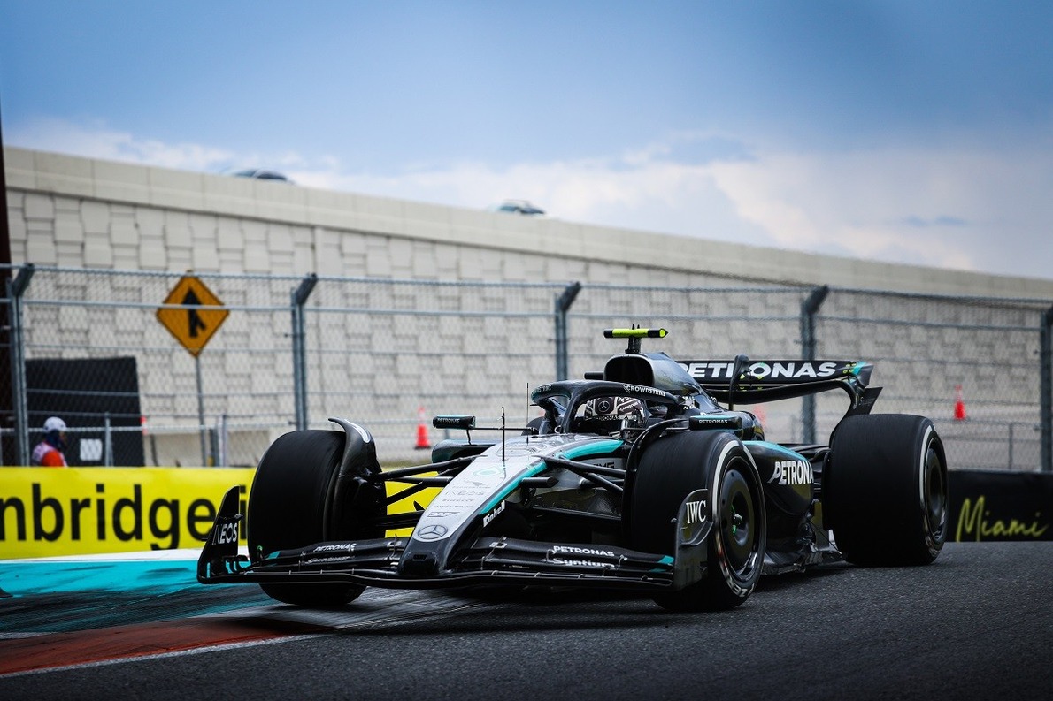 A közeljövőben két futamra is hoz fejlesztéseket a Mercedes