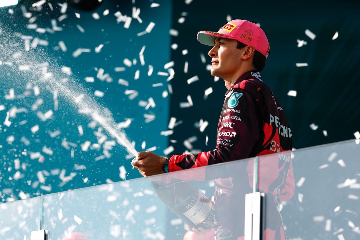  és  - Russell: Ki kell mondanom, hogy a LEGO-versenyt jobban élveztem