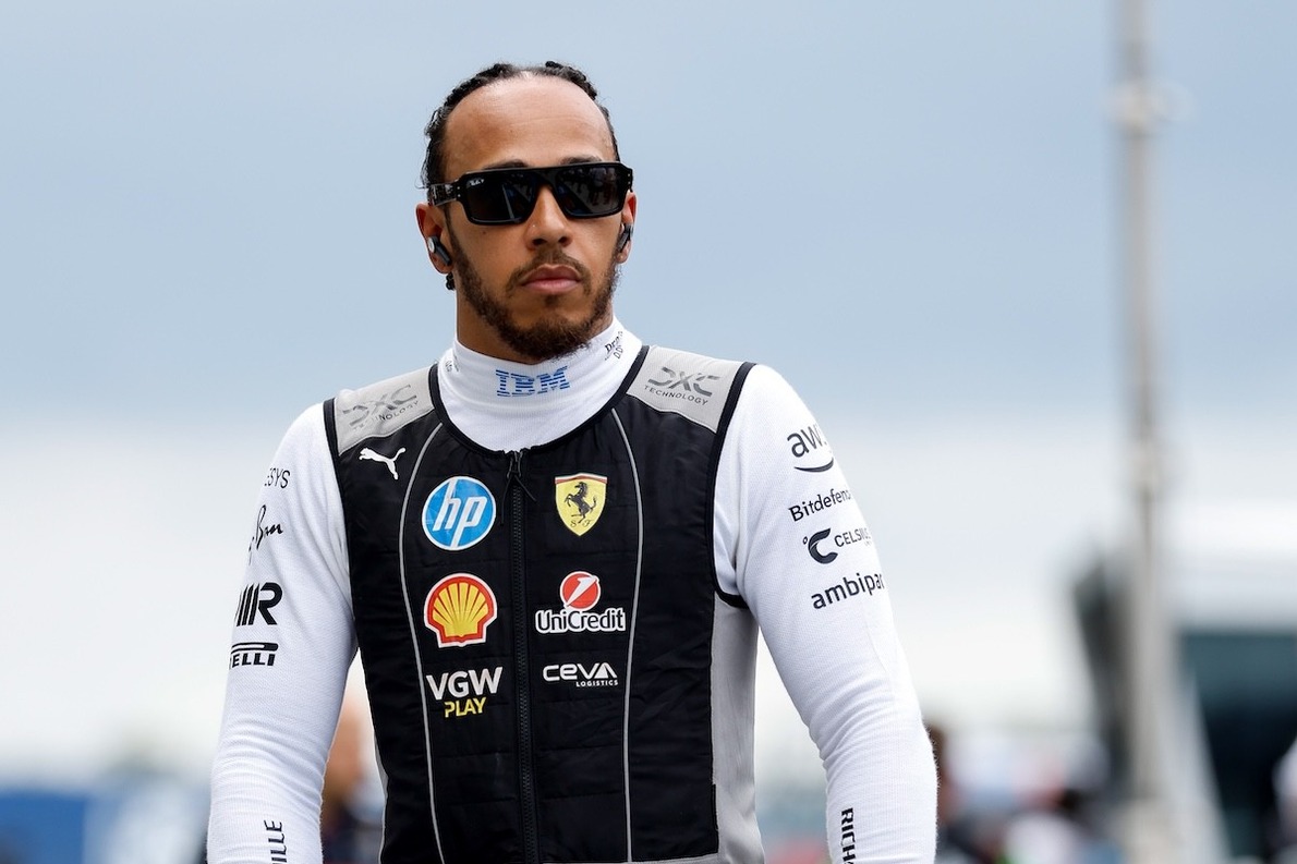  és  - Brundle is csak döbbenten figyelte a Ferrari és Hamilton rádiózását