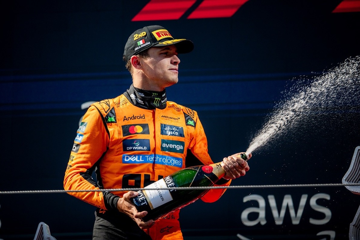  - Exkluzív itallal hódít a McLaren sztárversenyzője