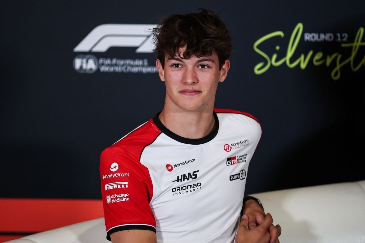  és  - Bearman tízhelyes rajtbüntetést kapott a Brit Nagydíjon szabályszegésért