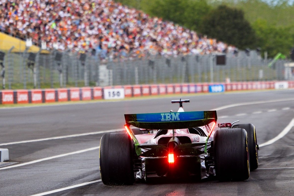  és  - Három pilóta autójában cseréltek erőforrás-komponenseket a Magyar Nagydíj péntekjén