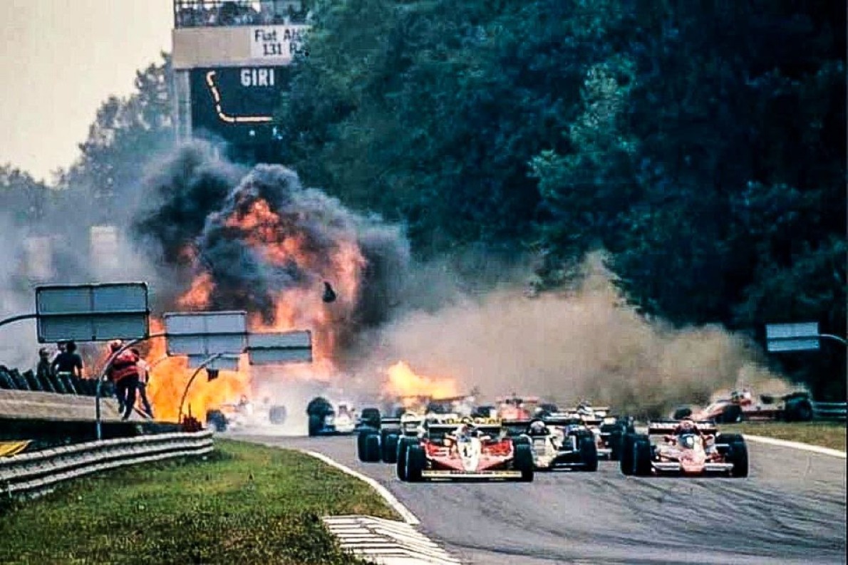 Tragikus pillanatok a Forma-1 történetében: az 1978-as Olasz Nagydíj végzetes rajtbalesete (videó)
