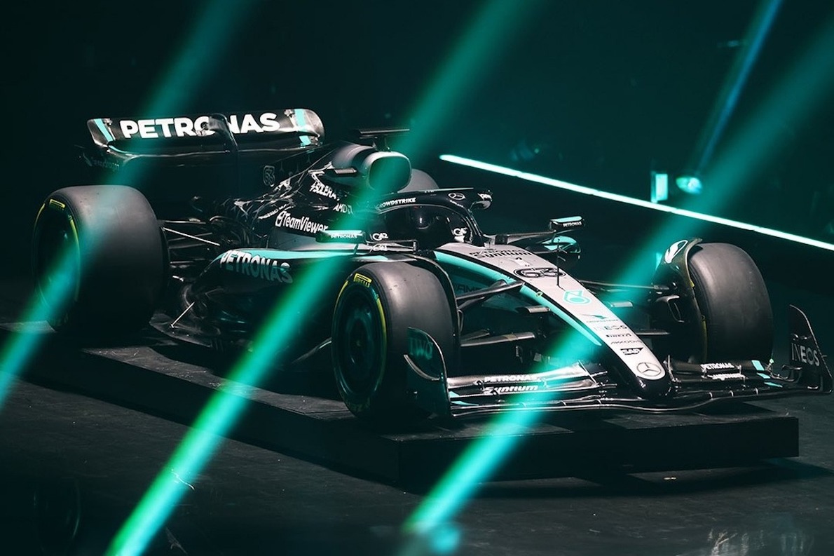  és  - Eltűnt a piros szín a Mercedes 2025-ös versenyautójáról