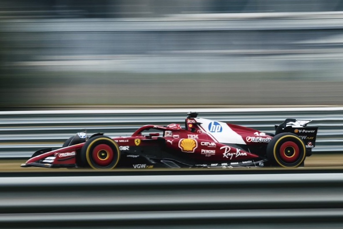 és - Így őrjöngtek a Ferrari-rajongók, amikor meglátták az SF-25-öt a pályán