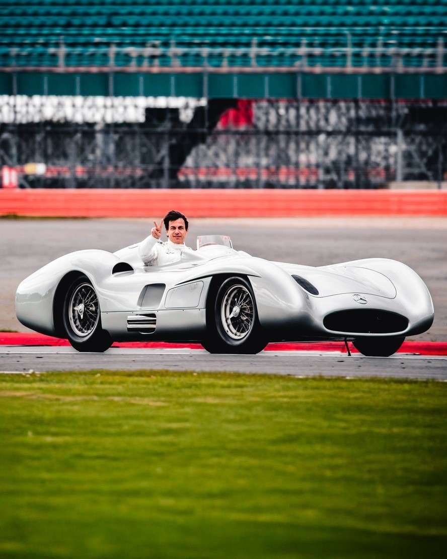  és  - Toto Wolff kihasználja az előnyét, nem adja meg, amit George Russell kér! – sajtóhír