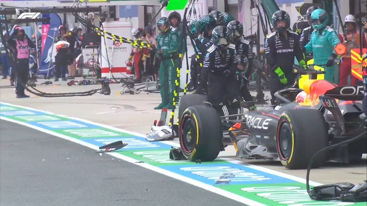 és - Videó: Verstappen és Antonelli bizarr balesete a bokszutcában – nem maradt el a büntetés!