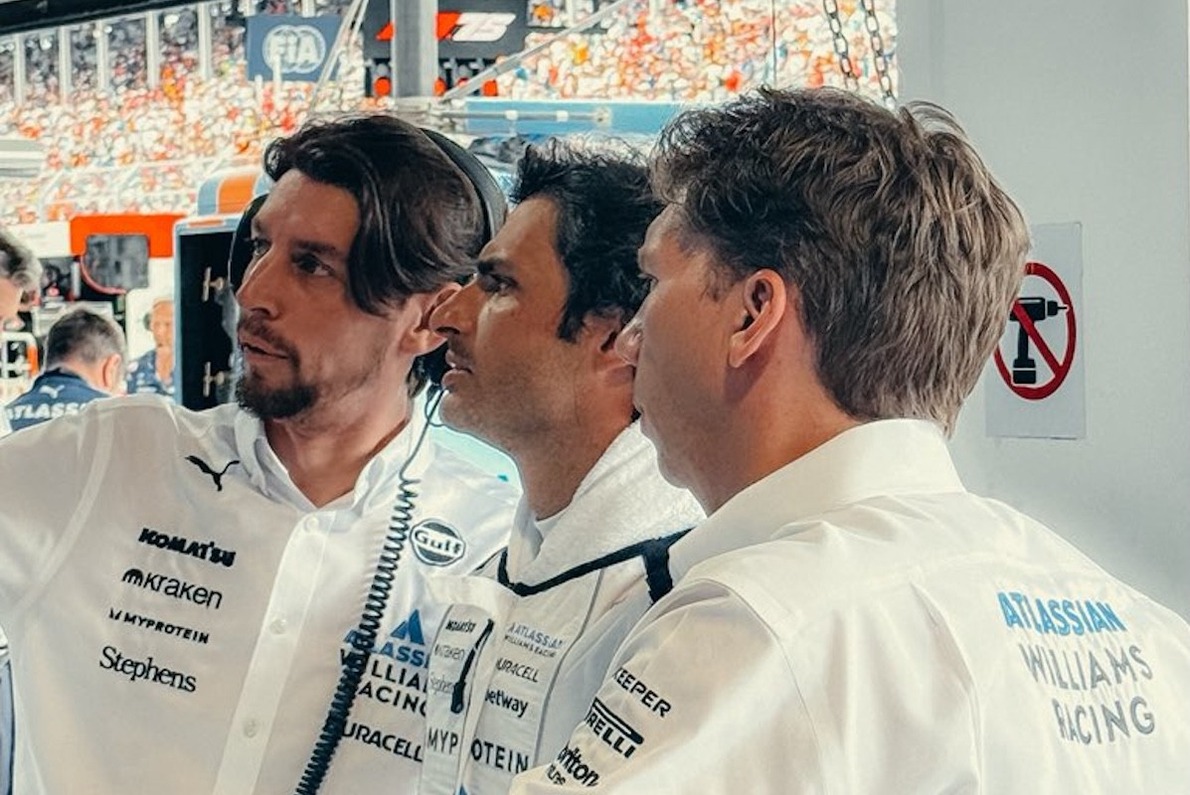 és - Sainz továbbra sem tudja elengedni a Hamilton elleni előzési kísérletet