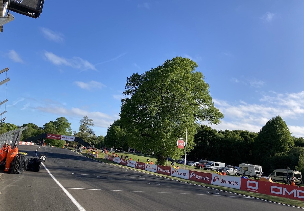 Két versenyző is életét vesztette a brit Supersport bajnokságban történt hatalmas tömegbalesetben