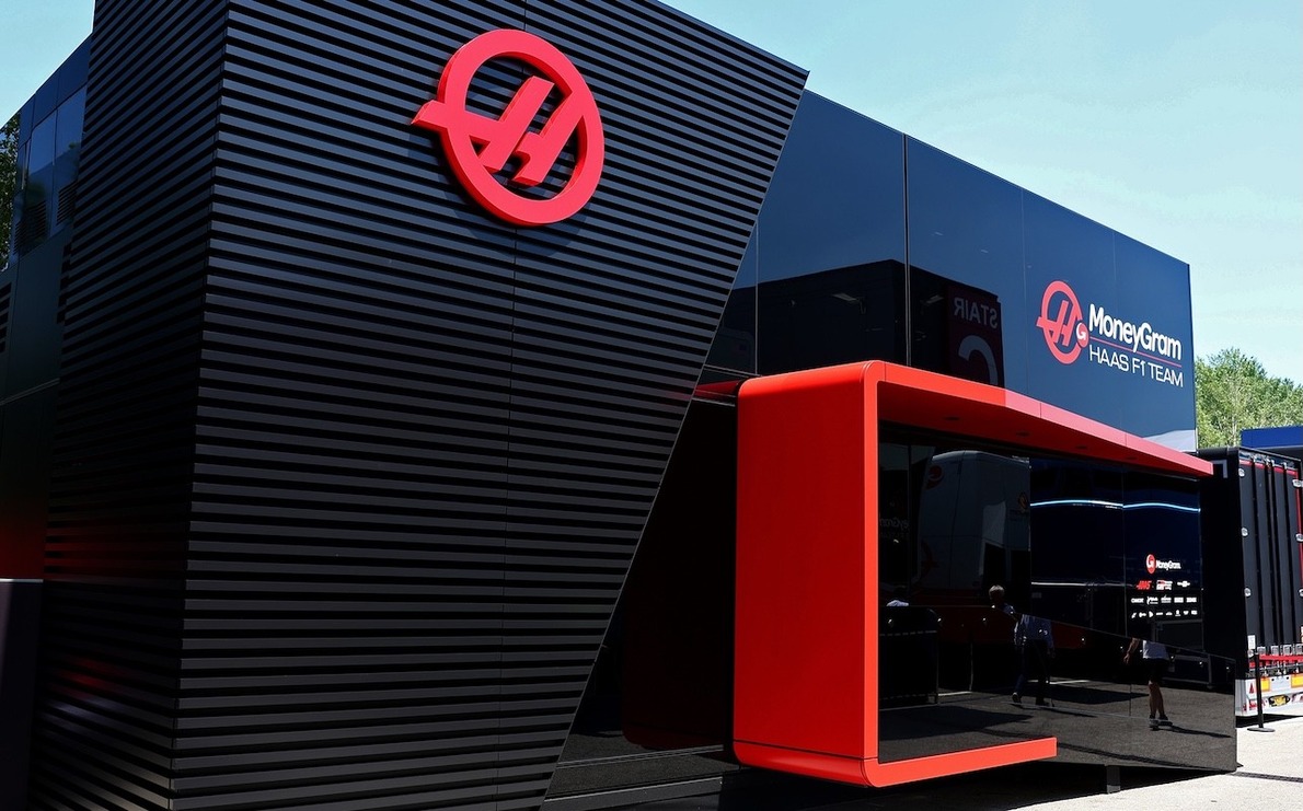 Látványos fejlesztéssel érkezett a Haas az európai F1-futamokra