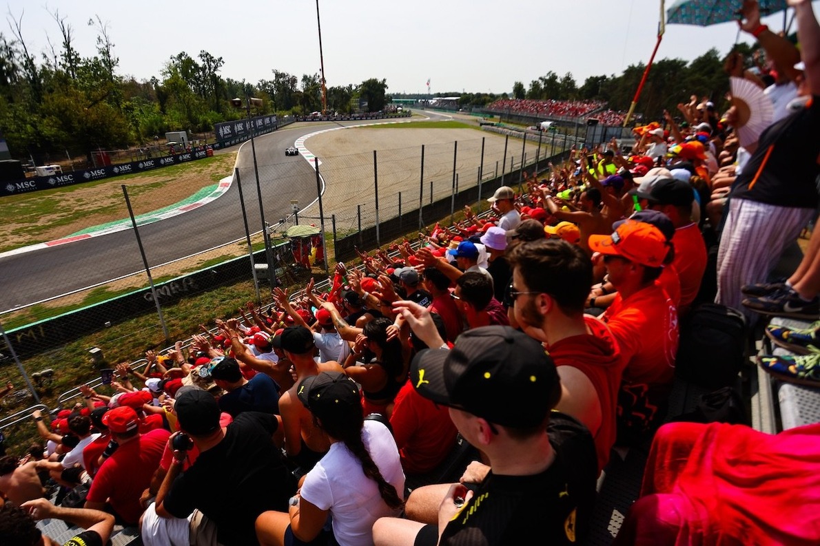  és  - Hamilton ferraris debütálása őrületet hozott Monzába