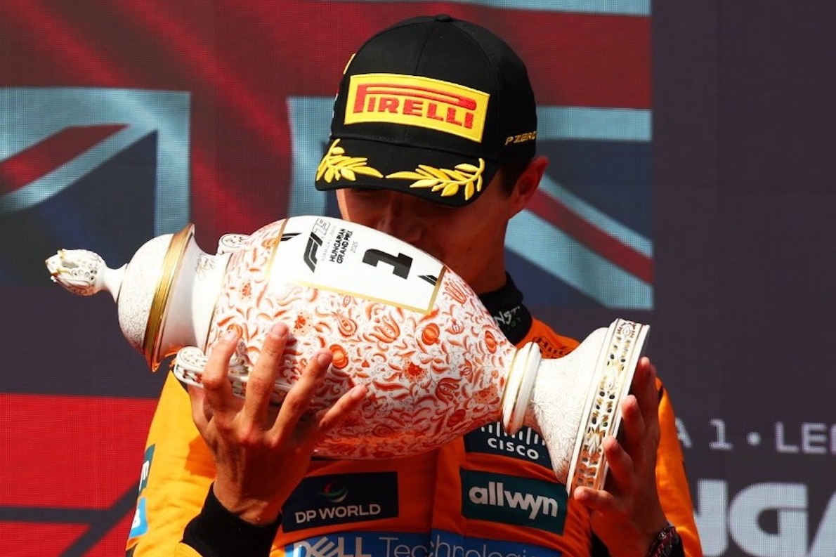  - Videón, ahogy Lando Norris kiemenekíti a Herendiket, mielőtt vad ünneplésbe kezdene