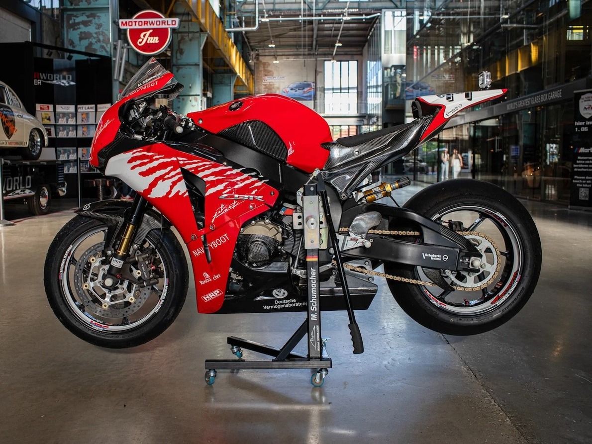 Árverésen Schumacher pályamotorja – különleges relikvia keresi új gazdáját