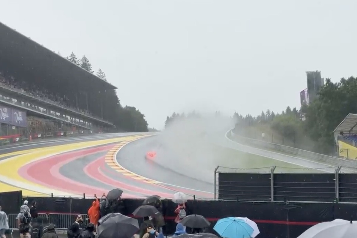 Nézői felvételen a spái állapotok, ami miatt nem folytatódhatott tovább az F3-as verseny