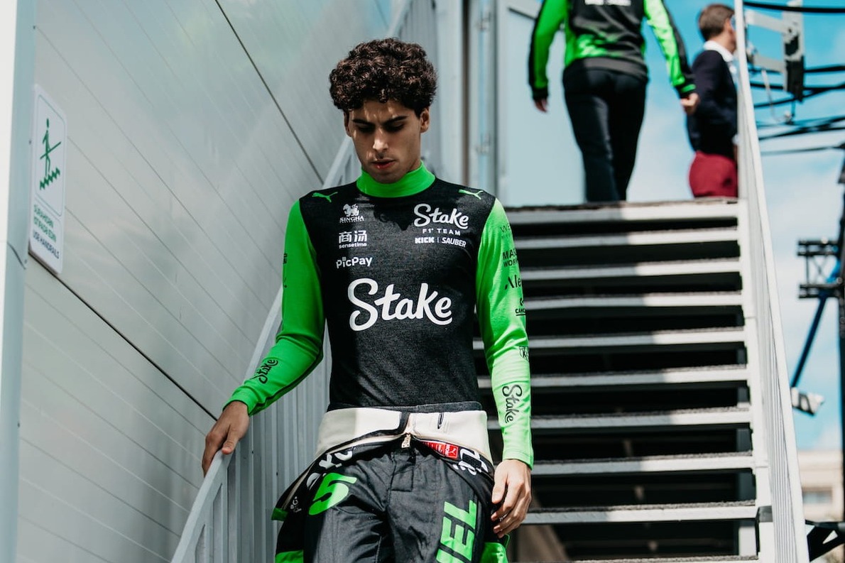  és  - Bortoleto buktatta le Alonsót a bakui rajtincidensben?