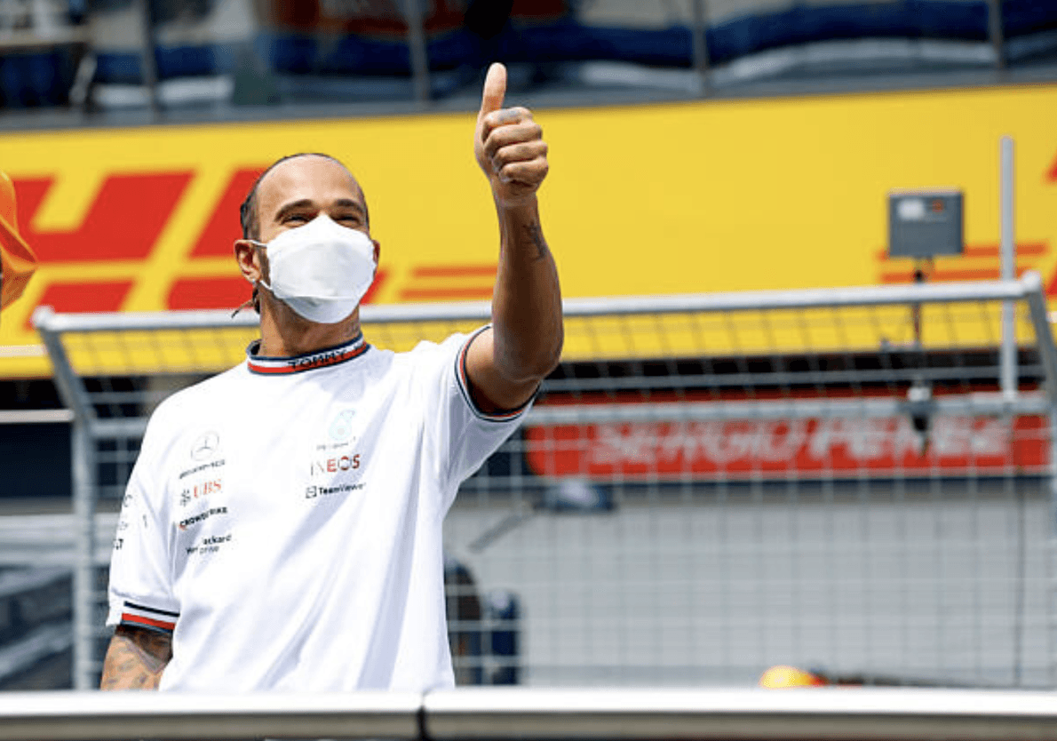 - 38 millió forintos szettben jelent meg Hamilton a paddockban (képek)