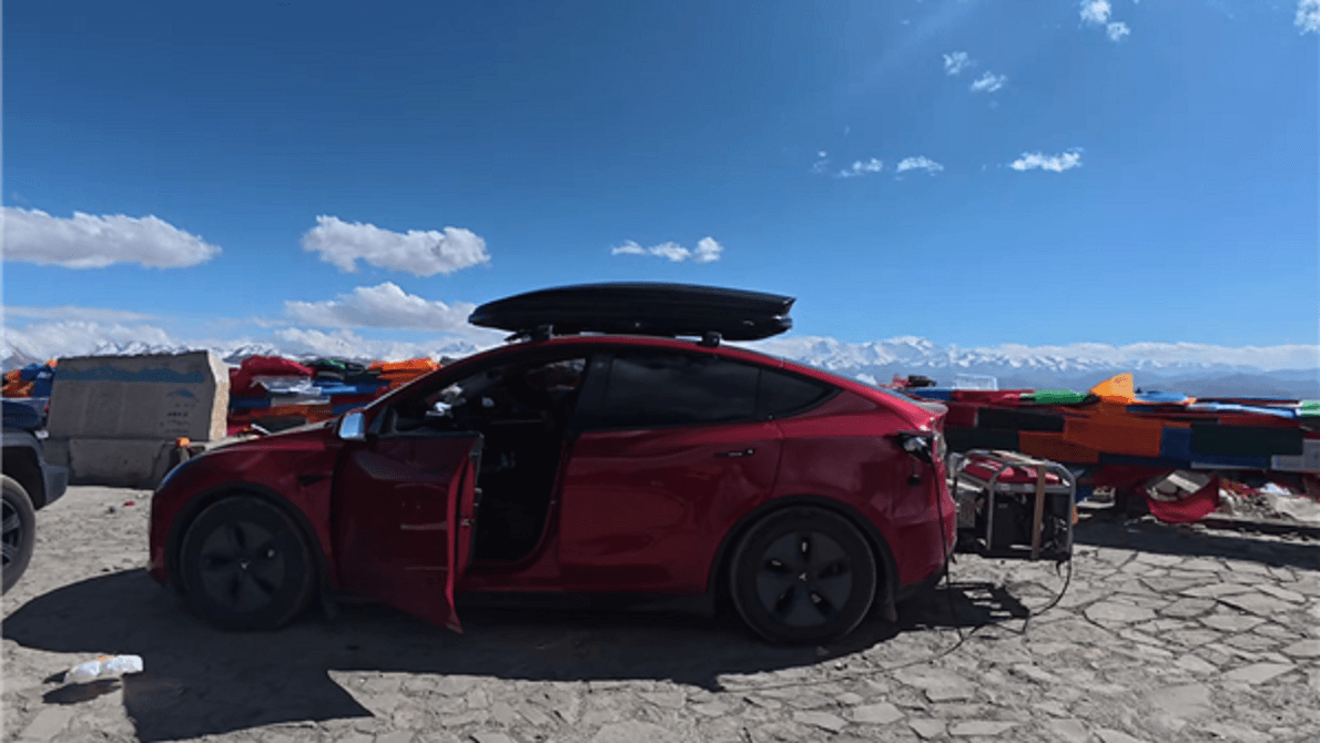 A Tesla, ami benzinnel is működik