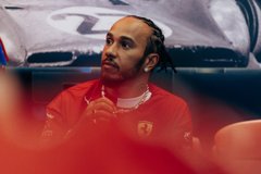 Ferrari - Hamilton karácsonyi meglepetéssel kedveskedett ezer Ferrari-alkalmazottnak