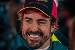 Aston Martin - Alonso: Két futamunk van megünnepelni, hogy nem kell többet ezt az autót vezetni