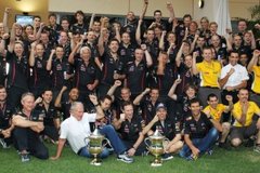 Red Bull Racing - „Nyugodtan kijelentheti, hogy ő írta a Red Bull Forma–1-es sikertörténetét” - Vettel