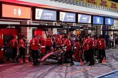 Ferrari - Káosz a bokszutcában, zűrzavar a Ferrarinál Hamilton katari kiállásánál (videó)