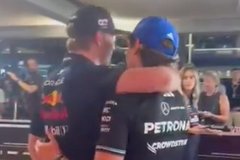 Mercedes - Szenzációs jelenet - Antonelli bocsánatot akart kérni Katar miatt Verstappentől, de ő nem hagyta (videó)