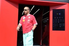 Ferrari - Hamilton jókedvűen, a szurkolók ovációja közepette érekezett meg az abu-dzabi paddockba (videó)