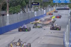 Hatalmas baleset miatt szakították félbe a Formula E szezonnyitóját (videó)