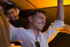 „Húzz innen” - Próbára tette Norris türelmét egy rajongó a bajnoki cím ünneplésekor