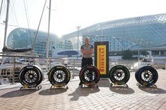 Mercedes - Új külsővel és átdolgozott keverékekkel érkeznek a 2026-os Pirelli-abroncsok!