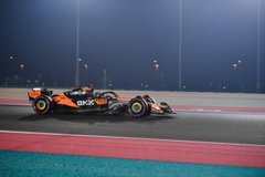 McLaren - Mindkét McLaren-versenyzőt figyelmeztették a katari futamon, Verstappen végig szabályosan autózott
