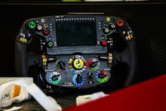 Ferrari - Így alakították át a Ferrari kormányát Hamiltonék visszajelzései alapján