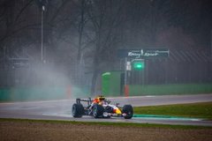 Racing Bulls - Racing Bulls: egy kör után a kavicságyban végezte Lindblad Imolában (videó)