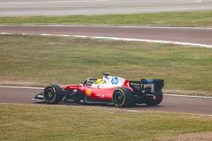 Ferrari - Néhány kilométer után megállt a Ferrari a pályán, de mi történt valójában?