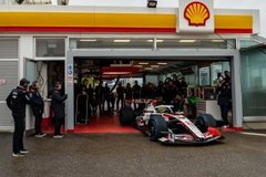 Haas - Újabb 2026-os autó debütált a pályán – Bearman próbálta ki először a Haast