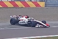 Haas - Bearman egy megpördüléssel nyitotta a VF-26 első tesztjét (videó)
