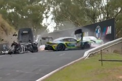 Drámai ütközés Bathurstben: teljes gázzal csapódott a Mercedes az álló Porschéba (videó)