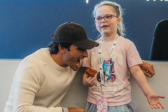 Williams - Megható pillanatok Grove-ban: Sainz találkozott a kislánnyal, aki szerencsét hozott a Williamsnek