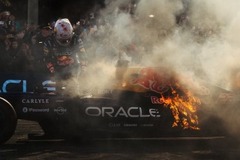 Red Bull Racing - Kellemetlen baki: Lángba borult a Red Bull 2011-es bajnokautója Júki Cunoda showrunján (videó)
