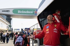 Ferrari - Szívrohamot hozott a Ferrari vezetésére Leclerc és Hamilton sanghaji vérre menő csatája