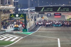 Mercedes - Egy utasszállítón fecseghette ki a közel-keleti futamok törlését két F1-es versenyző