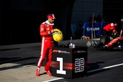 Mercedes - Hamilton a rivális autóját vizslatta, az internet máris lecsapott a jelenetre (videó)