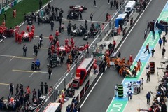 McLaren - Ilyen még nem volt: pillanatok alatt fogyatkozott meg a Forma–1-es mezőny Sanghajban